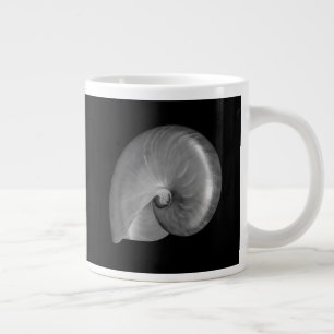 Taza De Café Grande Concha de nautilus en blanco y negro