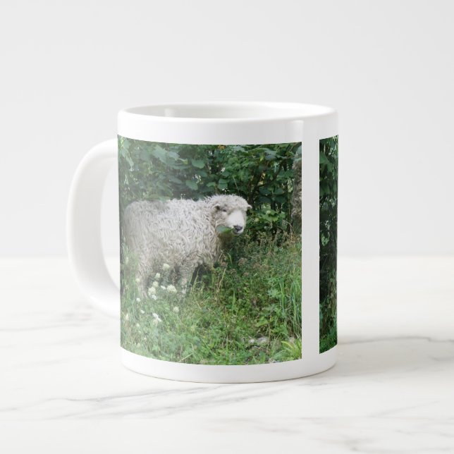 Taza De Café Grande Cuidada lechuga blanca Fluffy comiendo Mug (Izquierda)