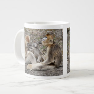Taza De Café Grande Dos monas doradas hembras con recién nacidos