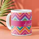 Taza De Café Grande Enorme patrón de cheurón colorido con nombre<br><div class="desc">Un diseño de zag en zig,  atrevido,  en colores dulces y alegres. Este colorido diseño se puede encontrar en muchos estilos fundas populares. Si necesita hacer ajustes al arte,  haga clic en el botón personalizar y haga cambios.</div>