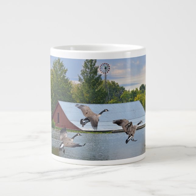 Taza De Café Grande Gansos de Canadá que aterrizan en la charca (Frente)