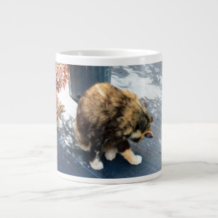 Taza De Café Grande gato de calicó que lame las piernas traseras