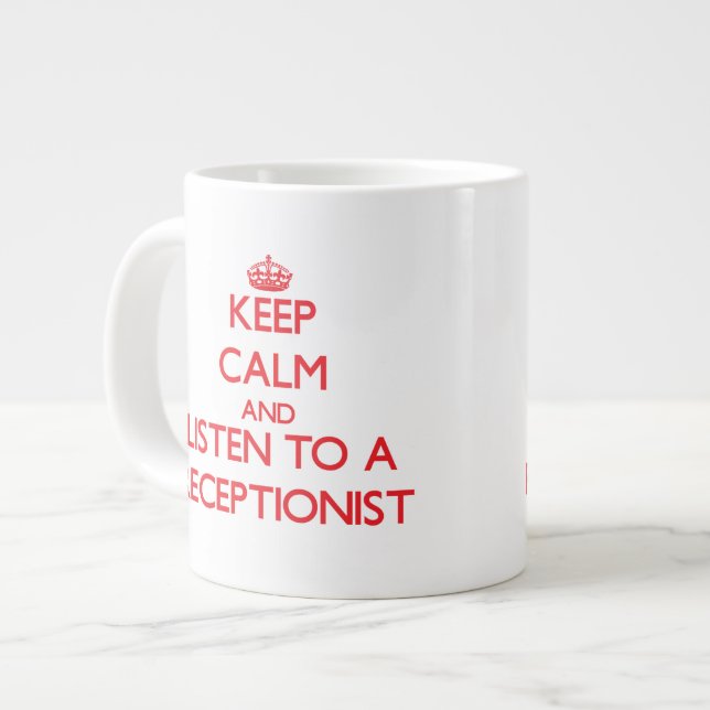 Taza De Café Grande Guarde la calma y escuche un recepcionista (Izquierda)