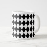 Taza De Café Grande Harlequin blanco y negro<br><div class="desc">El estilo tradicional clásico del modelo elegante de los diamantes del Harlequin en blanco y negro contemporáneo</div>