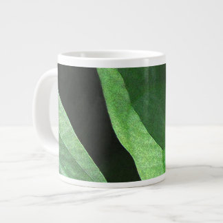 Taza De Café Grande Hojas en primer plano en luz y sombra