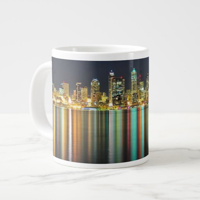 Taza De Café Grande Horizonte de Seattle en la noche con la reflexión (Izquierda)