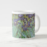 Taza De Café Grande Irises de Vincent van Gogh<br><div class="desc">Irises (1889) de Van Gogh es una pintura vintage post impresionsionismo de arte fino de naturaleza floral. Un grupo de iris morados con barba y una sola flor blanca de iris que crece en un jardín. Fue una de sus primeras pinturas cuando estuvo en el asilo en Saint-Remy-de-Provence. En 1987...</div>