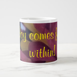 Taza De Café Grande La alegría viene de dentro
