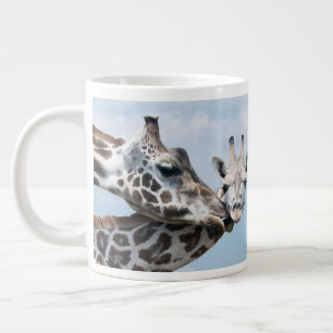 Taza De Café Grande La jirafa besa su becerro