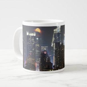 Taza De Café Grande La luna sube sobre el Midtown Nueva York.