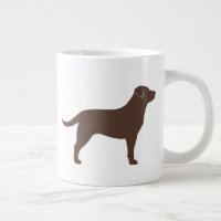 Labrador de chocolate recuperando siluetas de perr