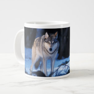 Taza De Café Grande lobo gris, Canis lupus, en las estribaciones