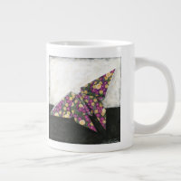 Mariposa de origami sobre papel floral