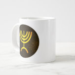 Taza De Café Grande Menorah Flame<br><div class="desc">Una representación digital de la menorah judía de siete ramas (hebreo: מְ נ וֹ רָ ‎). La menorah de siete ramas, utilizada en el santuario portátil establecido por Moisés en el desierto y más tarde en el Templo en Jerusalén, ha sido un símbolo del judaísmo desde la antigüedad y es...</div>