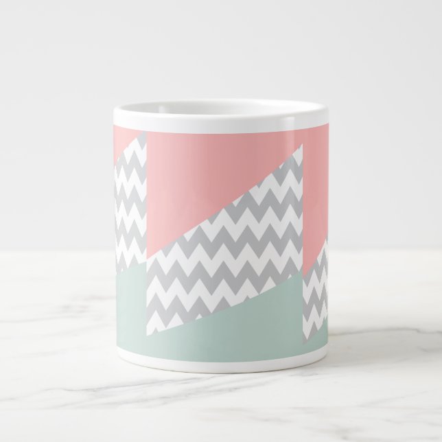 Taza De Café Grande Mint y coral de Chevron gris (Frente)