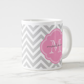 Taza De Café Grande Monograma del Personalizado de Chevron gris y rosa