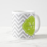 Taza De Café Grande Monograma del Personalizado de Chevron gris y verd<br><div class="desc">Patrón de zigzag chevron de moda de perrito de gafas con nombre de monograma personalizado y inicial en un marco de quatrefoil. ¡Regalos particulares y admirables! Pulse en Personalizar (It) para cambiar los tipos de letra y los colores de los monogramas para un diseño único y de tipo.</div>