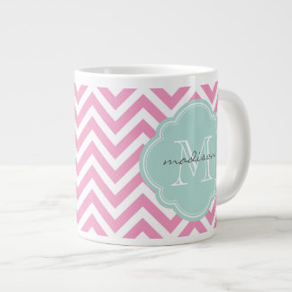 Taza De Café Grande Monograma del Personalizado de Chevron rosa y de m