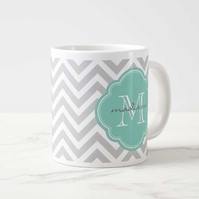 Taza De Café Grande Monograma del Personalizado Gris y Aqua Chevron (Derecha)