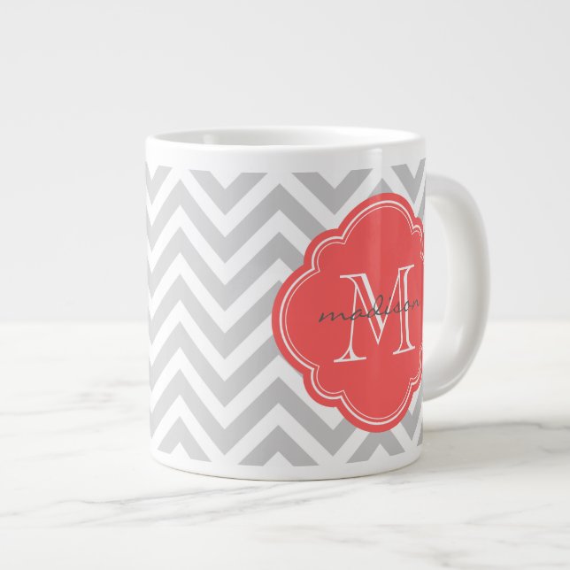 Taza De Café Grande Monograma del Personalizado Gris y Coral Chevron (Derecha)