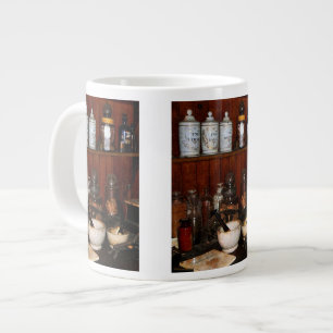 Taza De Café Grande Mortero y mano de mortero en la farmacia