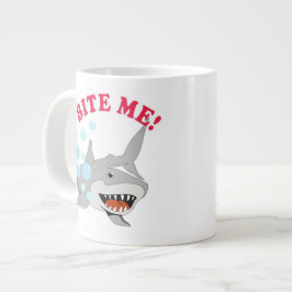 Taza De Café Grande Muérdame tiburón en blanco