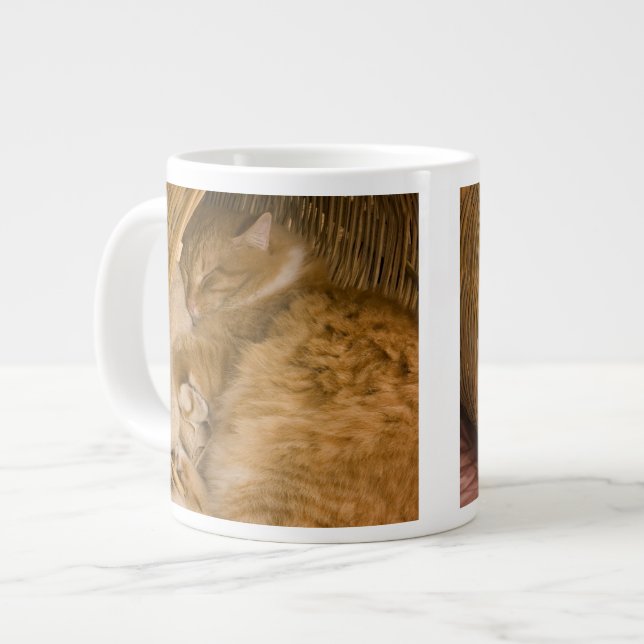 Taza De Café Grande Naranja tabby durmiendo en un canto (Izquierda)