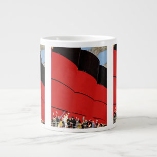 Taza De Café Grande Pasajeros de un crucero antiguo diciendo adiós