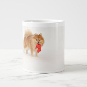 Taza De Café Grande Pequeño perro con el gorra y la nieve blanca de