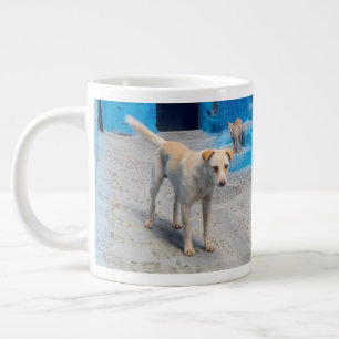 Taza De Café Grande Perro en la Ciudad Azul