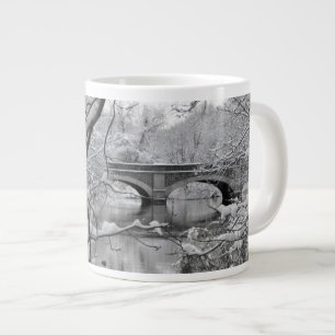 Taza De Café Grande Puente del arco sobre el río congelado en inviern