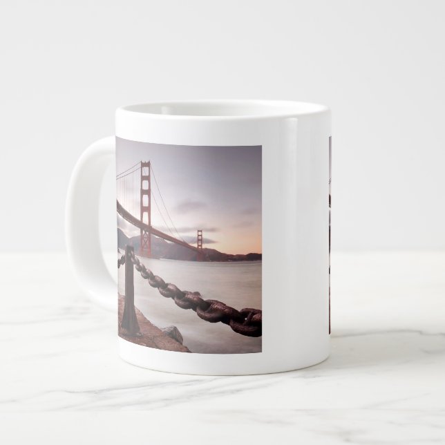 Taza De Café Grande Puente Golden Gate contra las montañas (Izquierda)