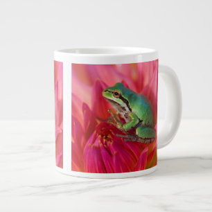 Taza De Café Grande Rana arbórea del Pacífico sobre flores en nuestro