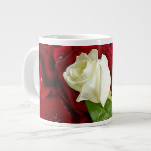 Taza De Café Grande Rosa blanco en los pétalos rojos