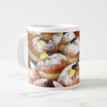 Taza De Café Grande Sufganiyot relleno de crema<br><div class="desc">Chocolate y crema de vainilla Sufganiyots,  donuts especiales para Chanukah. Imagen de Yoninah,  con licencia de http://creativecommons.org/licenses/by-sa/3.0/deed.en.</div>
