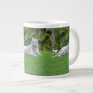Taza De Café Grande Tigre Blanco Descansando en Follaje Verde Suave