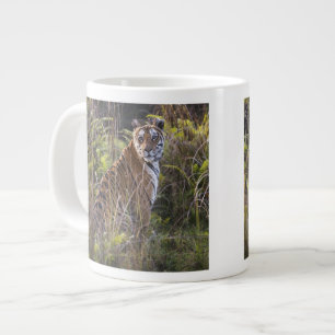 Taza De Café Grande Tigresa de Bengala en hierba alta, intentando caza