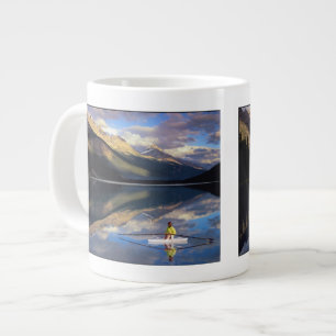Taza De Café Grande Un remero en el lago Banff en Canadá (MR)
