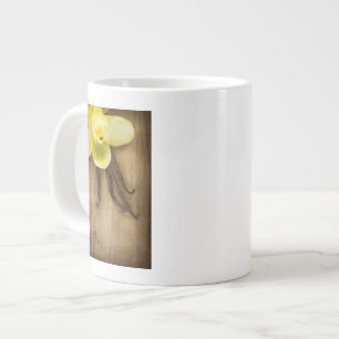 Taza De Café Grande Vainas y flor de la vainilla sobre fondo de madera