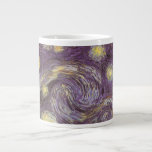 Taza De Café Grande Vincent van Gogh - Noche Starry<br><div class="desc">Noche estrellada (1889) de Vincent van Gogh es una pintura vintage de la naturaleza del paisaje artístico de arte fino. Vista de una ciudad en un valle por la noche con nubes girando, las estrellas brillando y una hermosa luna dorada de media luna amarilla. Se pintó durante el día desde...</div>