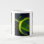 Taza De Café Grande Vintage Science Ficción Green Planet w Spaceship<br><div class="desc">Planetas de ciencia ficción de ilustracion de época futurista e imagen del espacio exterior. Una nave espacial que vuela alrededor de la atmósfera de un planeta verde neón con muchos asteroides y estrellas en el cielo en el futuro. Un clásico diseño de historietas de ciencia ficción de los años 50....</div>