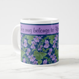Taza De Café Grande Violetas púrpuras en azul marino a personalizar