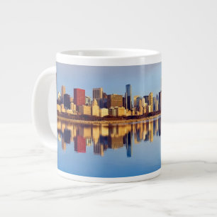 Taza De Café Grande Vista del horizonte de Chicago con la reflexión