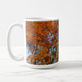 Taza De Café Grandes montañas humeantes hojas de otoño colorida