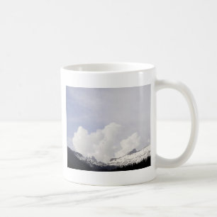Taza De Café Grandes nubes blancas sobre las montañas