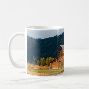 Taza De Café Granero de troncos rústicos en el Parque Nacional