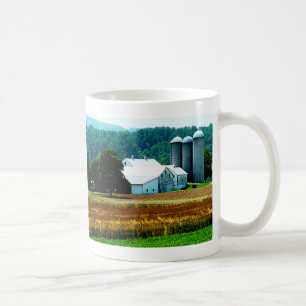 Taza De Café Granja con silos blancos
