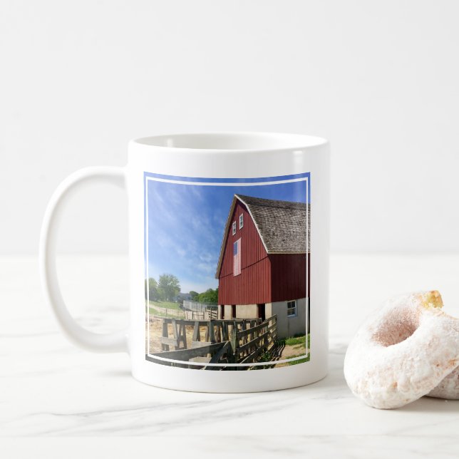 Taza De Café Granjas | Granero Rojo Con Bandera Estadounidense (Con donut)