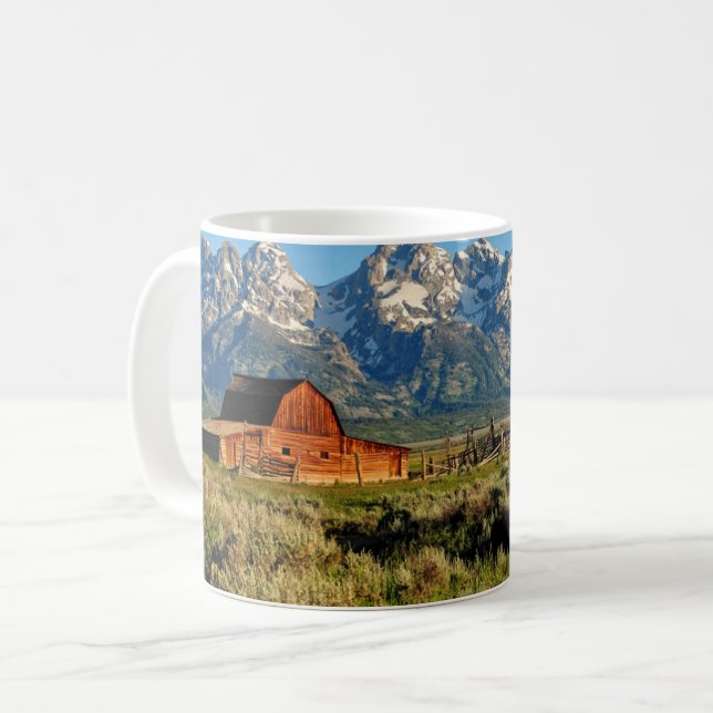 Taza De Café Granjas | Granero sombreado por montañas cubiertas (Anverso izquierdo)