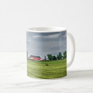 Taza De Café Granjas   Granja roja y silo en primavera
